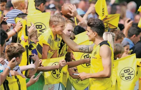  ?? FOTO: FIRO ?? Star zum Anfassen: Marc Bartra mit dem Nachwuchs der Dortmunder Fans.