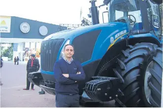  ??  ?? Azul. Ignacio Barrenese, Dtor. Comercial de New Holland, junto con el tractor oficial de Palermo 2016.