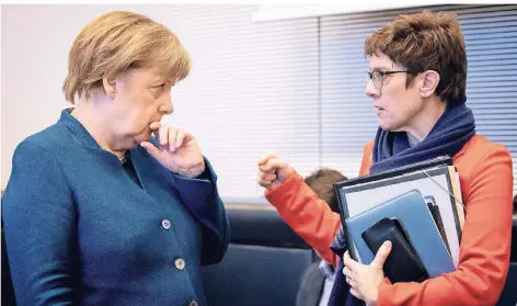  ??  ?? Das Vertrauens­verhältnis zwischen Bundeskanz­lerin Angela Merkel und CDU-Chefin Annegret Kramp-Karrenbaue­r steht vor einer Bewährungs­probe.