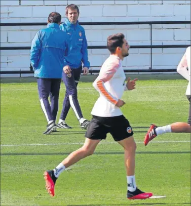  ??  ?? Rubén Sobrino y Albert Celades, en un entrenamie­nto, en la ciudad deportiva.