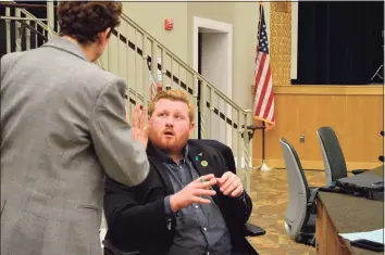  ?? Hearst Connecticu­t Media file photo ?? Hamden Councilman Brad Macdowall, D-9, talks to town attorney Sue Gruen in 2019.