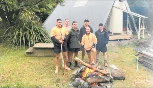  ??  ?? NZ Army 2nd engineer regiment support in front of the Daphne Hut in the Ruahine Forest Park which they helped renovate.