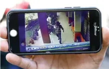  ?? PUGUH SUJATMIKO/JAWA POS ?? MIRIP OKNUM WARTAWAN: Capture CCTV memperliha­tkan sosok pencuri.
