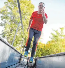 ?? FOTO: DPA ?? Dreimal wöchentlic­h Sport ist Pflicht: Klaus Heinzmann in einem Aktivpark in Bad Schönborn.