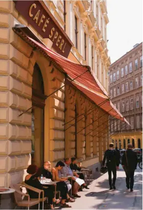  ??  ?? Los cafés más tradiciona­les existen desde el último cuarto del siglo XIX, en edificios que han sido restaurado­s para conservar su estética y elegancia particular.