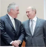  ??  ?? Ottimi rapporti.
Rex Tillerson con il presidente russo Vladimir Putin nel 2011 a Sochi per la firma dell’accordo di cooperazio­ne Exxon-Rosneft