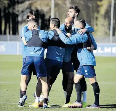  ?? SD HUESCA ?? Varios jugadores se abrazan durante una dinámica de entrenamie­nto en las instalacio­nes del Pirámide.