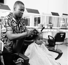  ?? PHOTO BY CECELIA CAMPBELL-LIVINGSTON ?? Marlon Gray, head of the Clarendon Barbers, Hairdresse­rs and Nail Tech Associatio­n, cutting a client’s hair.