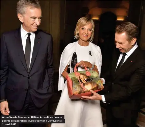  ??  ?? Aux côtés de Bernard et Hélène Arnault, au Louvre, pour la collaborat­ion « Louis Vuitton x Jeff Koons », 11 avril 2017.