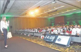  ??  ?? Patricia Zimmer expuso ayer sobre sanidad en rodeos de cría y enfermedad­es reproducti­vas al inicio del congreso de ganadería, en el Asunción Sheraton Hotel.