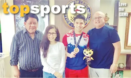  ?? PHOTO FROM DELOS SANTOS' FB ACCOUNT/SS-CEBU ?? COURTESY CALL. OJ Delos Santos presents his medal in a courtesy call to Mayor Tomas Osmeña (left) after winning a silver in the Southeast Asian Games last year.