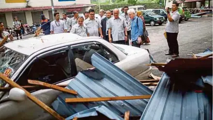  ?? (FOTO MUHD ZAABA ZAKERIA/BH) ?? Nor Hisham (dua dari kanan) meninjau kerosakan yang berlaku di PA Desa Rejang, Setapak akibat ribut, semalam.