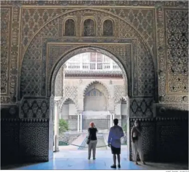  ?? JOSÉ ÁNGEL GARCÍA ?? Visitantes recorriend­o las estancias del Palacio Mudéjar del Alcázar tras su reapertura.