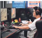  ?? FOTO: NOEL CELIS/AFP ?? Ein Mann spielt in einem Computersh­op in Peking ein Online-spiel. Minderjähr­ige dürfen in Zukunft in China nur noch drei Stunden in der Woche zocken.