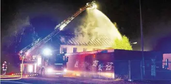  ?? ARCHIVBILD: THEO HINRICHS ?? Im Juni 2017 hatten die beiden Tatverdäch­tigen in der leerstehen­den Raststätte „Cloppenbur­ger Land“ein Feuer gelegt.