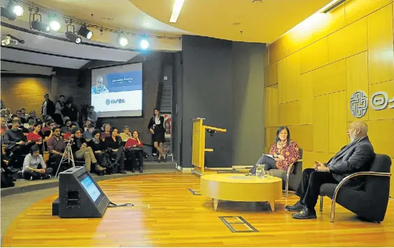  ?? SILVANA BOEMO ?? En Buenos Aires. Padura, este jueves, con la argentina Claudia Piñeiro. Es un crítico de la realidad de su país, del que nunca se fue.