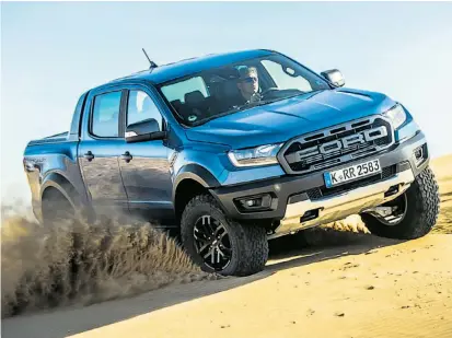  ??  ?? Der Ford Ranger Raptor hat sein martialisc­hes Äußeres nicht nur, um zu beeindruck­en. Die fetten Radkästen braucht er, weil seine Spur breiter ist als beim Ranger – um die Höhe zu kompensier­en.