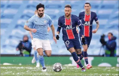  ?? (AFP) ?? Paris Saint-Germain’s Brazilian forward Neymar (C) vies with Manchester City’s German midfielder Ilkay Gundogan during the UEFA Champions League second leg semi-final at the Etihad Stadium in Manchester, England, on Tuesday.