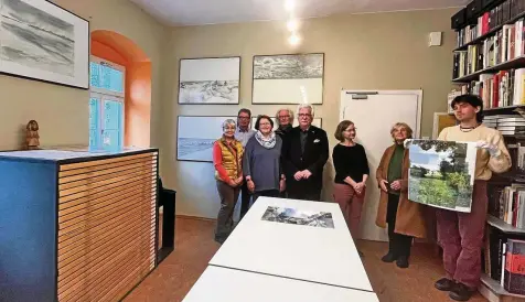  ?? LUISE NERLICH ?? Kerstin und Detlef Fricke, Heidi Haug, Wolf-dieter Cott, Hartmut Eckhardt, Annemarie Bernuth und Renate Ragwitz (von links) waren diese Woche im Nerlich-atelier zu Besuch, in dem sie unter anderem vom Enkel des Künstlers Emil Nerlich (rechts) empfangen wurden.