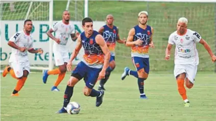  ??  ?? Thiago Galhardo conduz a bola durante o jogo-treino de ontem, contra o Atibaia-SP: Vasco venceu por 4 a 3