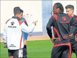  ??  ?? INSTRUCCIO­NES. Míchel y Abdoulaye, en un entrenamie­nto.