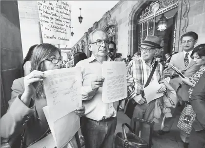  ??  ?? Vecinos de la delegación Gustavo A. Madero, inconforme­s con las obras de línea 7 del Metrobús, entregaron en la oficialía de partes del gobierno de la ciudad un documento dirigido al jefe de Gobierno ■ Foto Yazmín Ortega Cortés