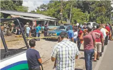  ??  ?? Autoridade­s de la fiscalía retiran el vehículo de Sergio Martínez González del lugar donde fue asesinado, en el municipio de Tuxtla Chico.