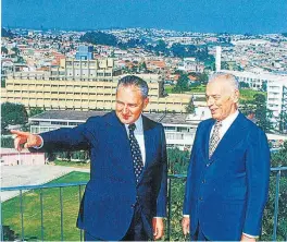  ?? ACERVO BRADESCO ?? Cidade de Deus, 1980. Amador Aguiar, à direita, com Lázaro Brandão, na passagem do comando da diretoria.