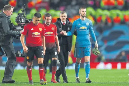  ?? FOTO: GETTY ?? Solskjaer, animando a los suyos tras el varapalo ante el PSG en Champions