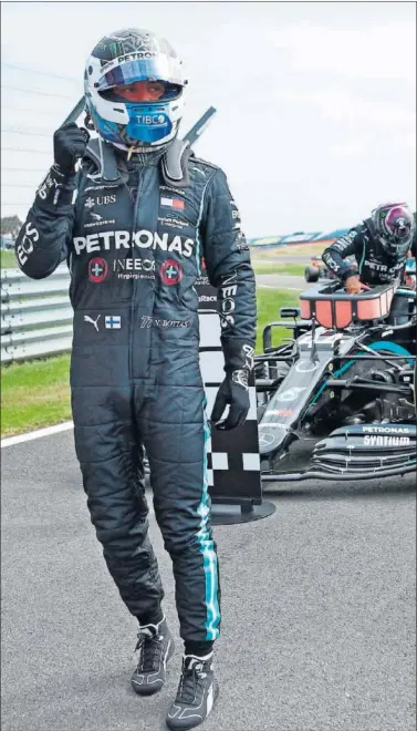  ??  ?? Valtteri Bottas se baja de su Mercedes tras lograr ayer la pole en el circuito de Silverston­e.