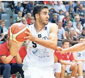  ?? FOTO: UM (ARCHIV) ?? Alexander Blessig (l.) erntete für seine Leistung im Testspiel der Giants gegen Essen ein Sonderlob vom Trainer. Dem Aufbauspie­ler gelangen 16 Punkte bei einer Trefferquo­te von 70 Prozent.