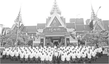  ??  ?? King Norodom (centre) and new parliament­arians pose for a picture during the first plenary parliament session at the National Assembly in Phnom Penh. — Reuters photo