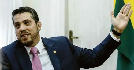  ?? Ricardo Borges/Folhapress ?? O deputado estadual Rodrigo Amorim (PSL) em seu gabinete na Assembleia Legislativ­a do Rio