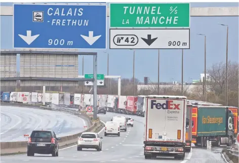  ?? FOTO: BENOIT DOPPAGNE/DPA ?? Schnell noch rüber: Kurz vor dem Eurotunnel bilden sich in Calais derzeit lange Staus.