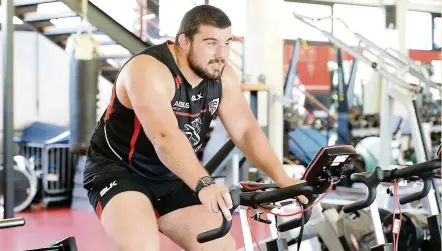  ?? Photo M. O. - B. G. ?? Menacé d’arrêter le rugby l’an passé en raison d’une malformati­on des vaisseaux sanguins dans le cerveau, l’ancien capitaine de l’équipe de France des moins de 20 ans, Clément Castets, était très actif lors de la reprise en début de semaine et espère...