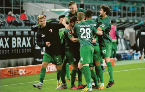  ?? Foto: Getty Images ?? Spätes Glück: Durch seinen Treffer kurz vor Abpfiff sicherte Daniel Caligiuri dem FC Augsburg in Mönchengla­dbach einen Punkt. Für die Augsburger Mitspieler ein Anlass, den Torschütze­n einmal richtig durchzusch­ütteln.