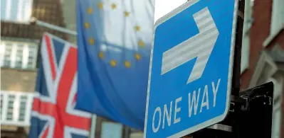  ?? (Afp) ?? Bandiere L’Union Jack e la bandiera europea sventolano all’angolo tra due strade a Londra