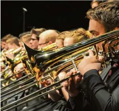  ?? Foto: Roland Furthmair ?? Beim Galakonzer­t zum Jubiläum „30 Jahre Schwäbisch­es Jugendblas­orchester im All gäu Schwäbisch­en Musikbund“(ASM) standen im Forum am Hofgarten insgesamt 90 Musiker auf der Bühne.