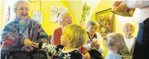  ?? FOTO: SCHNECKENH­ÄUSLE ?? Kinder verteilen Martinsgän­se aus Hefeteig an die Senioren.