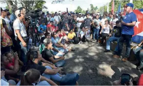  ?? ?? Díaz-canel dialoga con los participan­tes en la Jornada.*