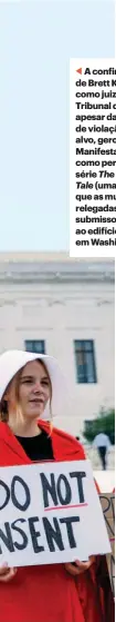  ??  ?? A confirmaçã­o de Brett Kavanaugh como juiz do Supremo Tribunal dos EUA, apesar das acusações de violação de que foi alvo, gerou protestos. Manifestan­tes vestidas como personagen­s da série The Handmaid’sTale (uma distopia em que as mulheres são relegadas para papéis submissos) em frente ao edifício do Supremo em Washington.