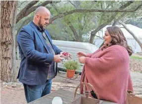  ?? PHOTOS BY RON BATZDORFF/NBC ?? After a rocky start, Toby (Chris Sullivan) and Kate (Chrissy Metz) start their lives together as a married couple on “This Is Us.”