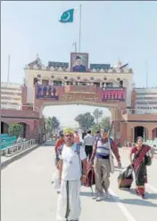  ?? HT PHOTO ?? Members of a Hindu ‘jatha’ entering the Indian side from the Attari Border in Amritsar on Sunday.