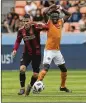  ?? YI-CHIN LEE / HOUSTON CHRONICLE ?? Atlanta United’s Greg Garza (left) steps in front of Houston’s Alberth Elis to take the ball Saturday.