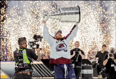  ?? Tribune News Service ?? colorado Avalanche left wing Gabriel Landeskog (92) holds the Stanley cup after the Avalanche defeated the Tampa
Bay Lightning 2-1 in Game 6 Sunday, June 26, 2022 in Tampa.