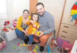  ?? BELÉN DÍAZ ?? Luis Daniel Martín posa para ABC junto a su mujer y su hija