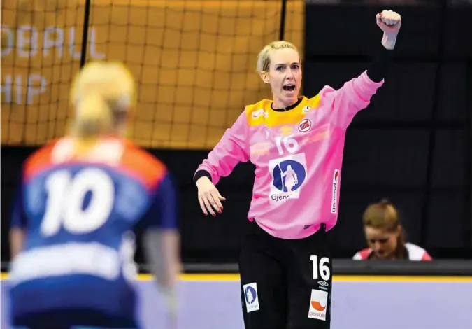  ?? FOTO: BILDBYRÅN/NTB SCANPIX ?? Katrine Lunde er tilbake på verdenstop­pen, og er så langt den klart beste målvakten under VM i Tyskland. I morgen spiller hun semifinale mot Nederland.