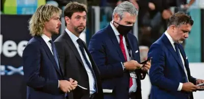  ?? FOTO: REUTERS ?? Na čele Juventusu skončili viceprezid­ent Pavel Nedvěd (prvý zľava) aj prezident Andrea Agnelli (druhý zľava).