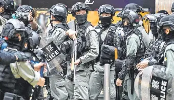  ??  ?? La dictadura china acrecienta su modelo de estado policial sobre el enclave de Hong Kong, una región donde se goza (cada vez menos) de libertades impensable­s en el régimen comunista chino.