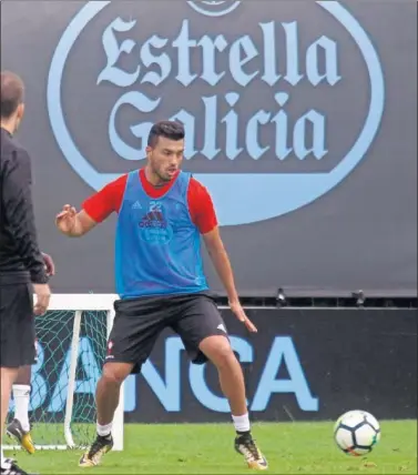  ??  ?? PIENSA EN CELESTE. Gustavo Cabral tiene contrato hasta final de temporada, pero esperar renovar.